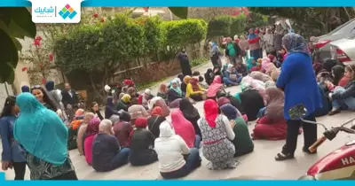 عميدة «بنات عين شمس» تنهي أزمة اعتصام الطالبات