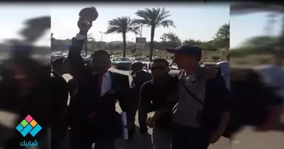 فيديو| طالب يكسر «القلّة» عقب انتهاء حفل تخرجه بجامعة الأزهر