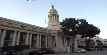 القبض على الموظف صاحب واقعة سكب الزيت على مقاعد المرضى بالقصر العيني