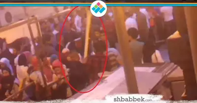 تفريق طلاب «القاهرة» المتجمهرين لدخول حفل آمال ماهر بالعصي (فيديو)