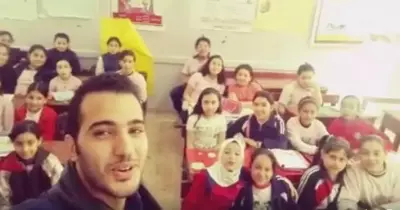 أنشد مع تلاميذه.. فيس بوك معجب بـ«مدرس على ما تفرج» (فيديو)