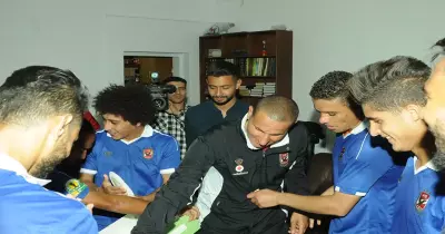 صور| احتفال لاعبي الأهلي بأعياد ميلاد عادل وسعد وباسم