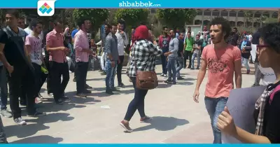 صور| طلاب بجامعة حلوان يتظاهرون بلافتات «عواد باع أرضك»