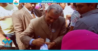 فيديو| جابر نصار يوقع لطالبة على التيشيرت