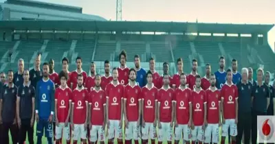 شاهد.. لاعبو الأهلي يغنون للجماهير