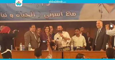 طلاب عين شمس يحتفلون بعيد ميلاد حازم إمام (فيديو)