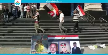لا يفوتك| بـ«طابور الصباح».. مواطن يؤيد الرئيس على سلالم الصحفيين