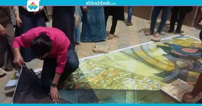 صور| «رسم جداريات الكلية»..  مشروع تخرج طلاب «تربية نوعية» بالفيوم