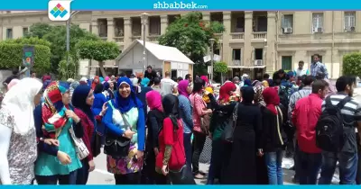 صور| طوابير طلابية للحصول على تذاكر الكتب المجانية بـ«تجارة القاهرة»