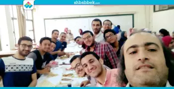 بفطير وعسل.. طلاب هندسة طنطا يحتفلون مع دكتور بقسم العمارة
