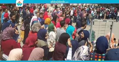 طالبة بآداب القاهرة تغني «زي العسل» |فيديو