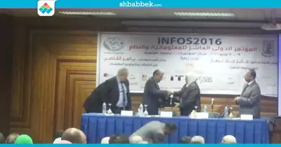 صور| عميدة «حاسبات القاهرة» تهدي رئيس الجامعة درعا تذكاريا