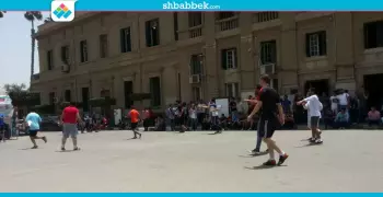 صور| «ماتشات كورة» بساحة آداب القاهرة.. وكأس رئيس الجامعة للفائز