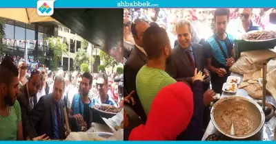 على «عربية فول».. نصار يأكل مع طلاب جامعة القاهرة
