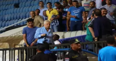مرتضى منصور يستولى على «كاميرا» مصور مباراة الزمالك والإتحاد