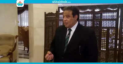 أستاذ بعين شمس يبدل امتحان الطلاب ويعدهم: هتنجحوا