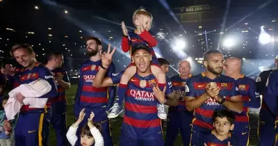 فيديو| احتفال برشلونة بالتتويج بثنائية الدوري والكأس في «كامب نو»