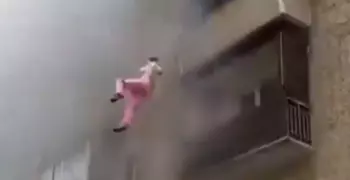 بالقفز من الجو.. عائلة روسية تنجو من حريق (فيديو)
