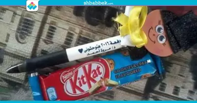 «شوكولاتة وقلم» هدية أستاذ لطلابه في امتحان بجامعة الإسكندرية (صور)