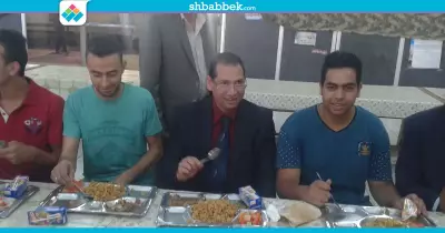 صور| رئيس جامعة بورسعيد يتفقد المدن الجامعية ويتناول الطعام مع الطلاب