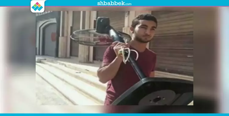  صور| طالب ثانوية يذهب للامتحانات بـ«مروحة» 