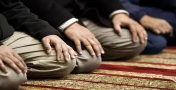 هل شاهدت صلاة بهذه السرعة من قبل؟ وما حكم الطمأنينة؟