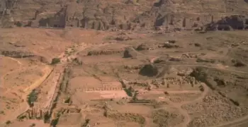 العثور على مسرح أثري ضخم في البتراء جنوب الأردن