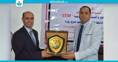 صور| «رئيس دمنهور» يهدي مدير «صندوق العلوم التكنولوجية» درع الجامعة