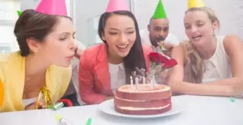 لهذه الأسباب لا تتناول الحلويات في العمل