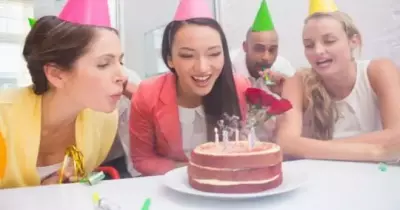 لهذه الأسباب لا تتناول الحلويات في العمل