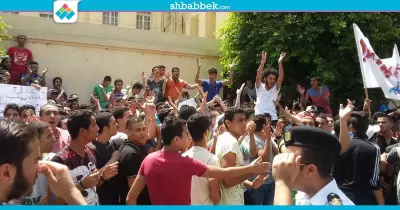 طلاب الثانوية من أمام وزارة التعليم: كفاية (صور)
