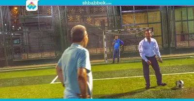 صور| جابر نصار يلعب كرة القدم مع طلاب بجامعة حلوان
