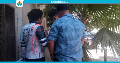 فيديو| خناقة بـ«الإيد والرجل» بين ضابط شرطة وطالب ثانوية