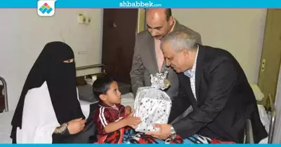 صور| رئيس جامعة الفيوم يقدم الهدايا لمرضى المستشفيات الجامعية