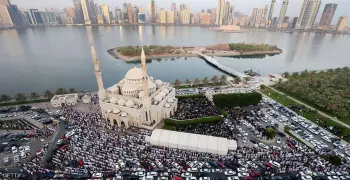 احتفالات بعيد الفطر تعم العالم الإسلامي.. (صور)