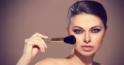 هل يفضل استخدام مستحضرات التجميل من نفس «الماركة»؟