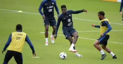 برشلونة يتعاقد مع الصخرة الفرنسية «أومتيتي»