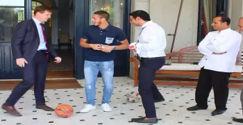 صور| السفير البريطاني بالقاهرة يقلد «وقفة» رمضان صبحي على الكرة