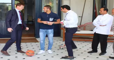 صور| السفير البريطاني بالقاهرة يقلد «وقفة» رمضان صبحي على الكرة