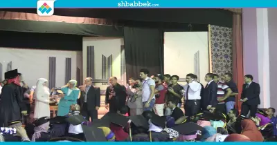 عميدة صيدلة بنات الأزهر ترفض تسليم الدروع للخريجين