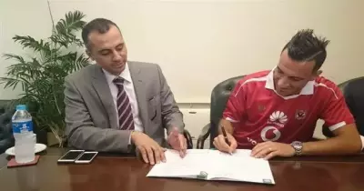 صور| رسميا.. «علي معلول» بقميص الأهلي