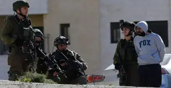 جيش الاحتلال يعتقل 30 فلسطينيا في الضفة الغربية