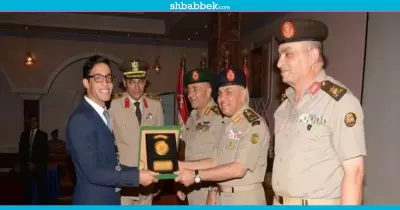 وزير الدفاع يكرم طلاب بالجامعة البريطانية (صور)
