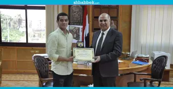 جامعة كفر الشيخ تكرم بطل المصارعة الرومانية أدهم نور الدين