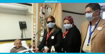 زيارة آداب عين شمس لمستشفى سرطان الأطفال (صور)