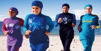 ساركوزي يعد الفرنسيين بحظر «البوركيني» حال انتخابه رئيسا