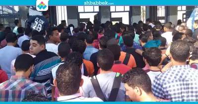 تكدس الطلاب على بوابات جامعة حلوان في أول أيام الدراسة