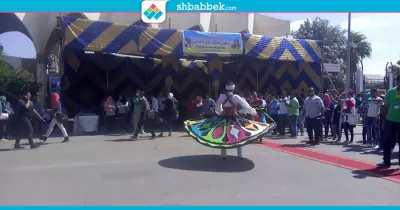 جوالة «تربية حلوان» توزع دليل الكلية على الطلاب الجدد