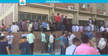 صور| طوابير أمام مكتب الشئون بـ«تجارة أسيوط» لتقديم الأوراق