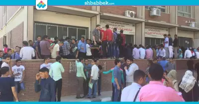 صور| طوابير أمام مكتب الشئون بـ«تجارة أسيوط» لتقديم الأوراق